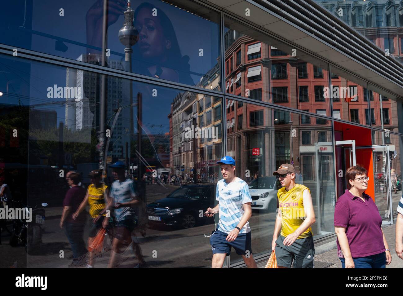 07.06.2018, Berlin, , Allemagne - Europe - scène de rue quotidienne avec des piétons et des bâtiments miroirs dans une fenêtre de magasin à Hackescher Markt à Mitte d Banque D'Images