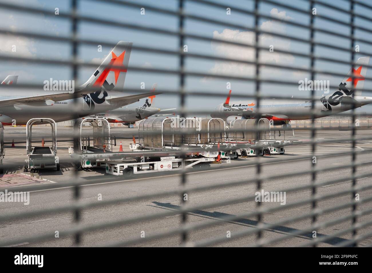 28.02.2021, Singapour, Singapour - les avions passagers Airbus A320 de la compagnie économique Jetstar Asia stationnés temporairement au terminal 4 de Changi I Banque D'Images