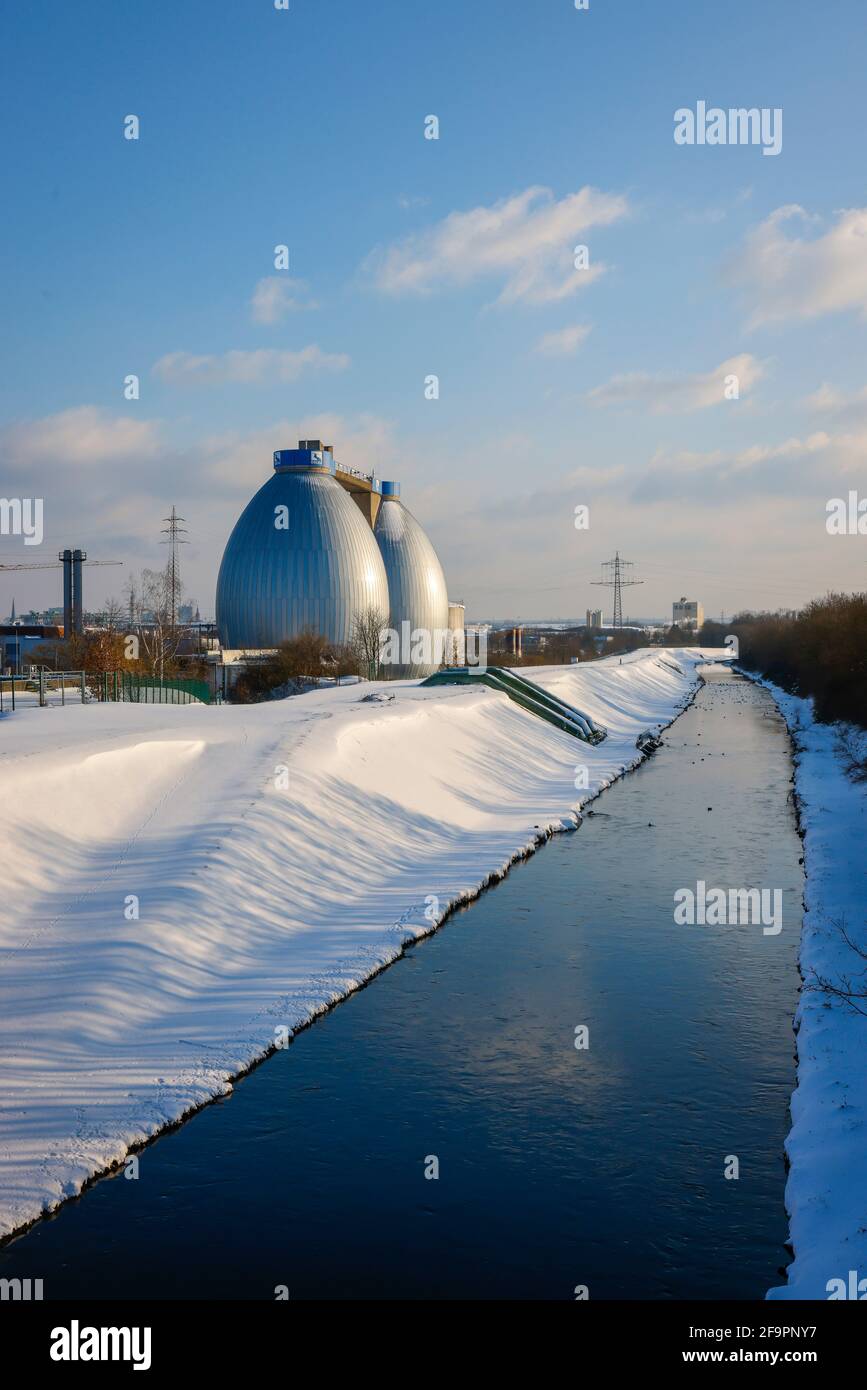 09.02.2021, Dortmund, Rhénanie-du-Nord-Westphalie, Allemagne - Paysage hivernal ensoleillé dans la région de la Ruhr, glace et neige sur l'Emscher renaturalisé, digéré W Banque D'Images