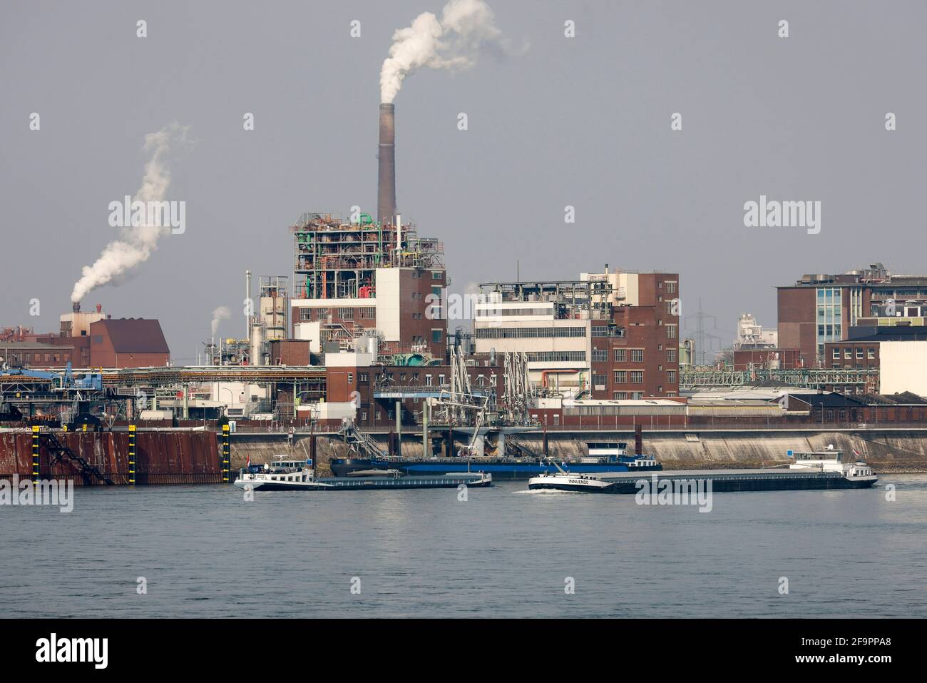 03.03.2021, Krefeld, Rhénanie-du-Nord-Westphalie, Allemagne - Freighter naviguant sur le Rhin en passant par l'usine chimique de Chempark Krefeld Uerdingen à Krefeld Banque D'Images