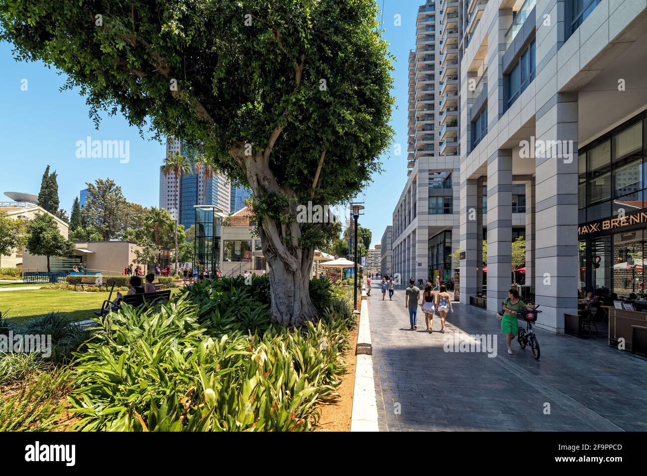 Personnes marchant sur le boulevard au parc Sarona à tel Aviv, Israël. Banque D'Images