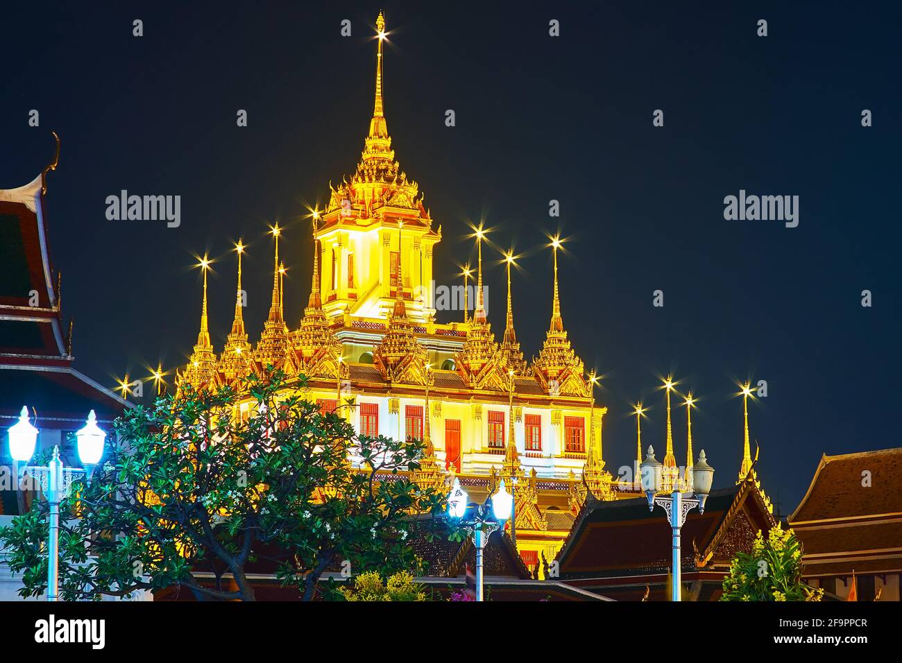 Les lumières brillantes illuminent le bâtiment étourdant de Loha Prasat, Wat Ratchanatdaram, Bangkok, Thaïlande Banque D'Images