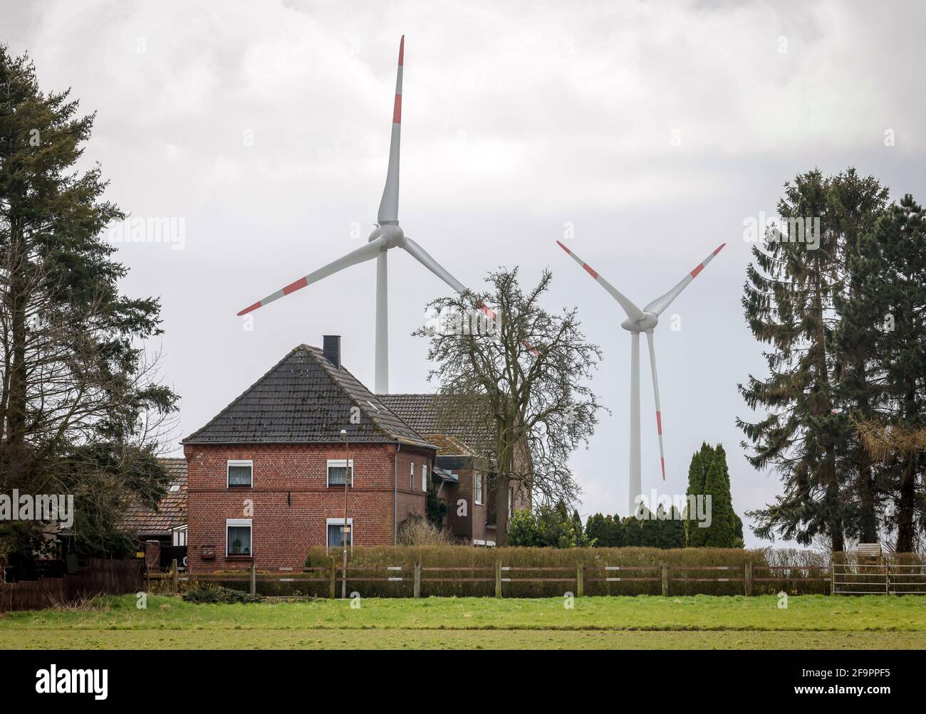16.03.2021, Korschenbroich, Rhénanie-du-Nord-Westphalie, Allemagne - immeuble résidentiel devant un parc éolien. 00X210316D032CAROEX.JPG [VERSION DU MODÈLE : NON, Banque D'Images