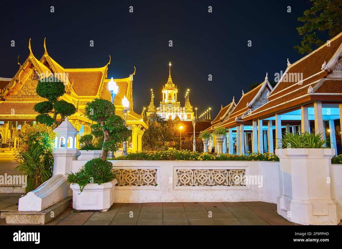 Les bâtiments ornés du Pavillon Royal et du sanctuaire Loha Prasat du complexe Wat Ratchanatdaram, Bangkok, Thaïlande Banque D'Images