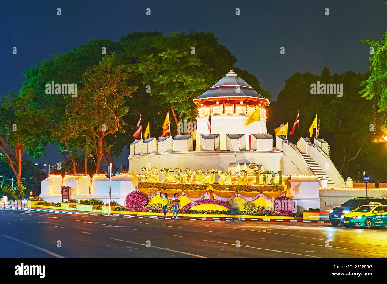 BANGKOK, THAÏLANDE - 11 MAI 2019 : fort historique de Phra Sumen dans des lumières de soirée lumineuses, décorées de drapeaux et de fleurs, quartier de Banglamphu, le 11 mai Banque D'Images
