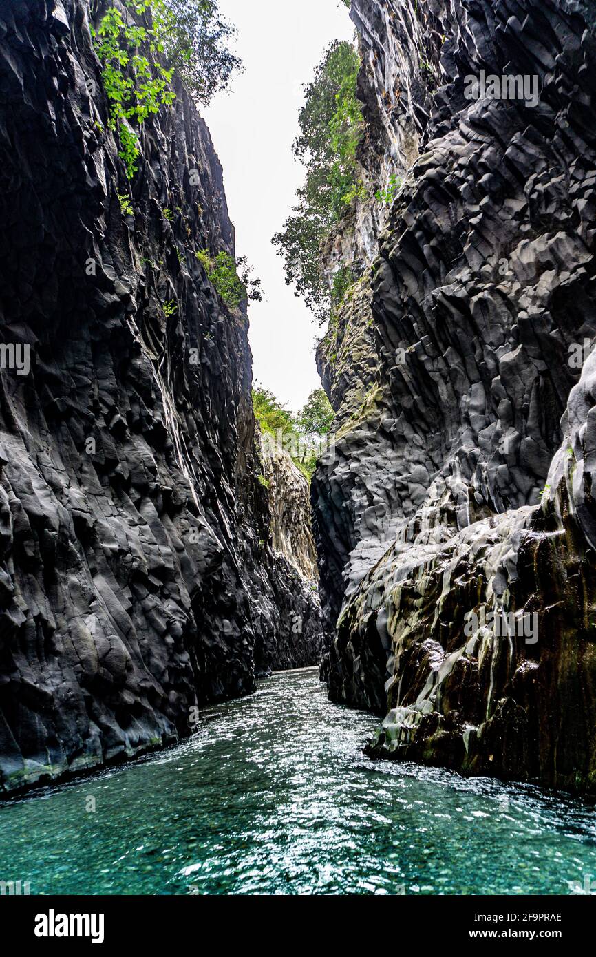 Gorge de la rivière Alcantara qui coule parmi les formations géologiques de basalte en Sicile Près du volcan Etna Banque D'Images