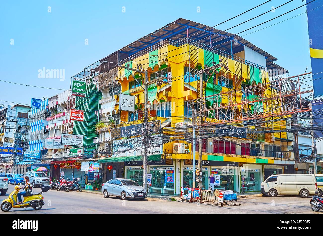 CHIANG RAI, THAÏLANDE - 11 MAI 2019 : des centaines de fils électriques devant les bâtiments de Shabby dans la route de Phaholyothin, le 11 mai à Chiang Rai Banque D'Images