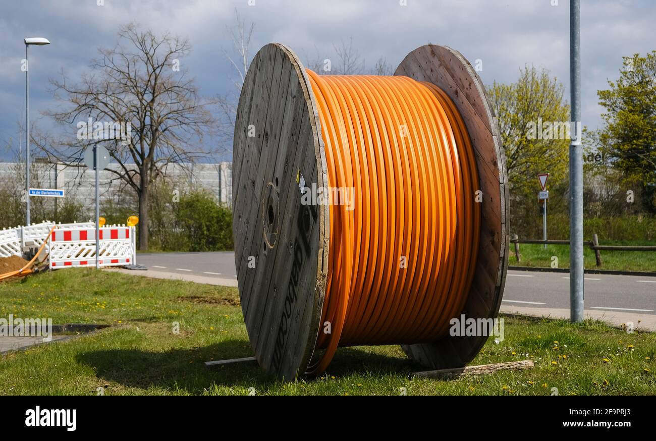 Rheinbach, Rhénanie-du-Nord-Westphalie, Allemagne - expansion Internet haut débit, chantier de pose de câble à fibre optique souterrain, tambour de câble avec fib Banque D'Images