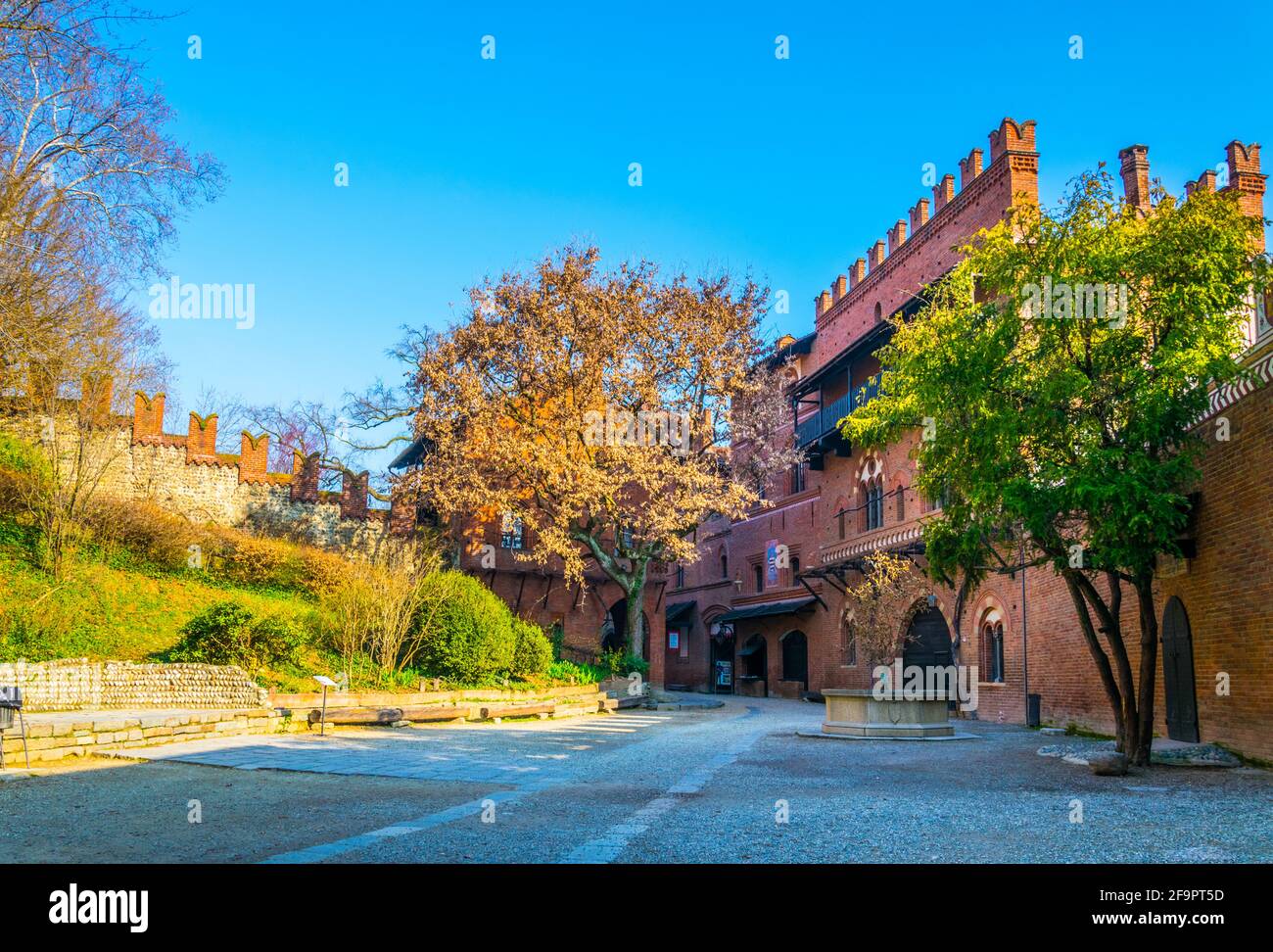 vue sur le château de borgo medievale qui a vue sur les marche à moteur en italien ville de turin Banque D'Images