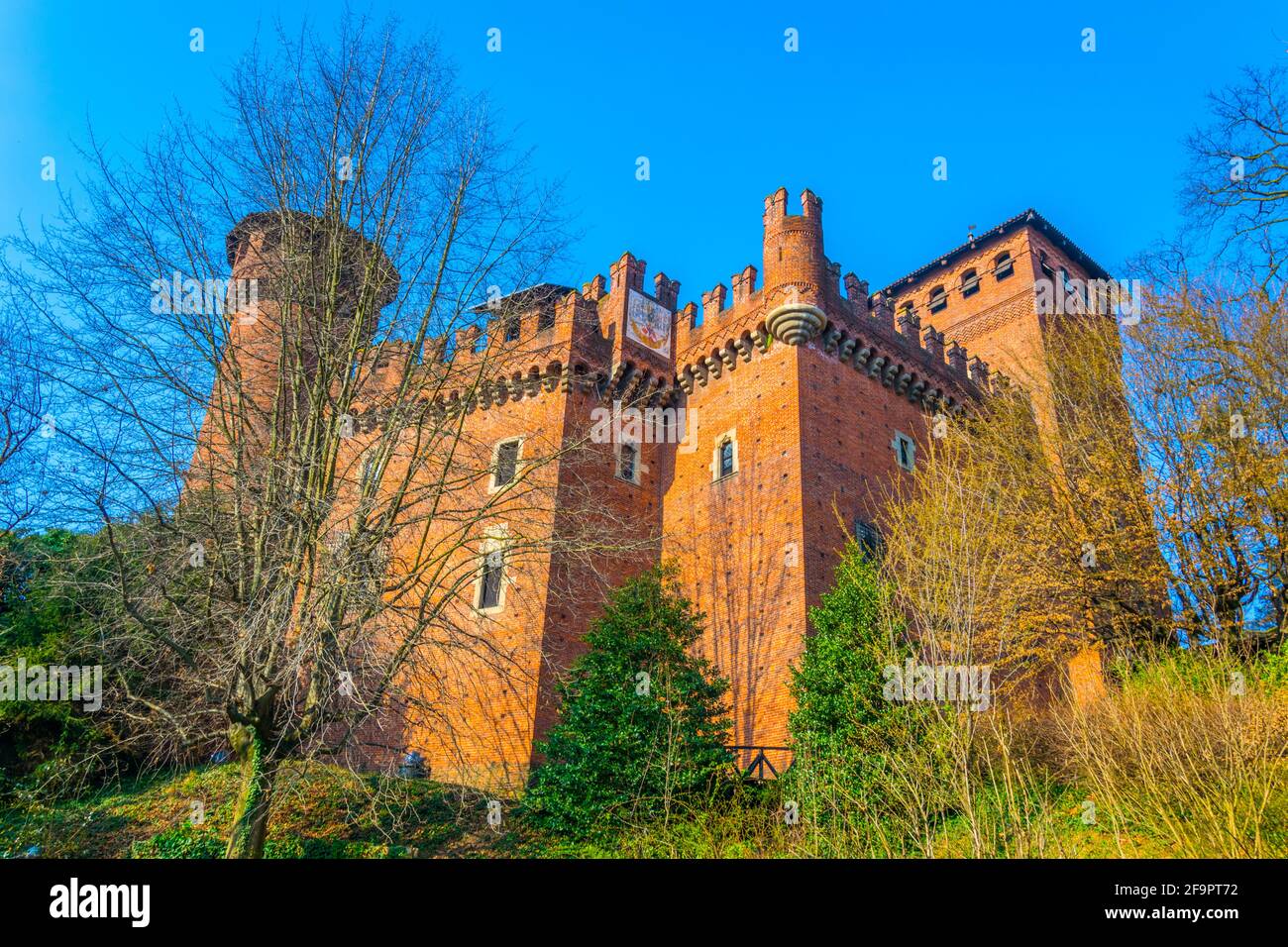 vue sur le château de borgo medievale qui a vue sur les marche à moteur en italien ville de turin Banque D'Images