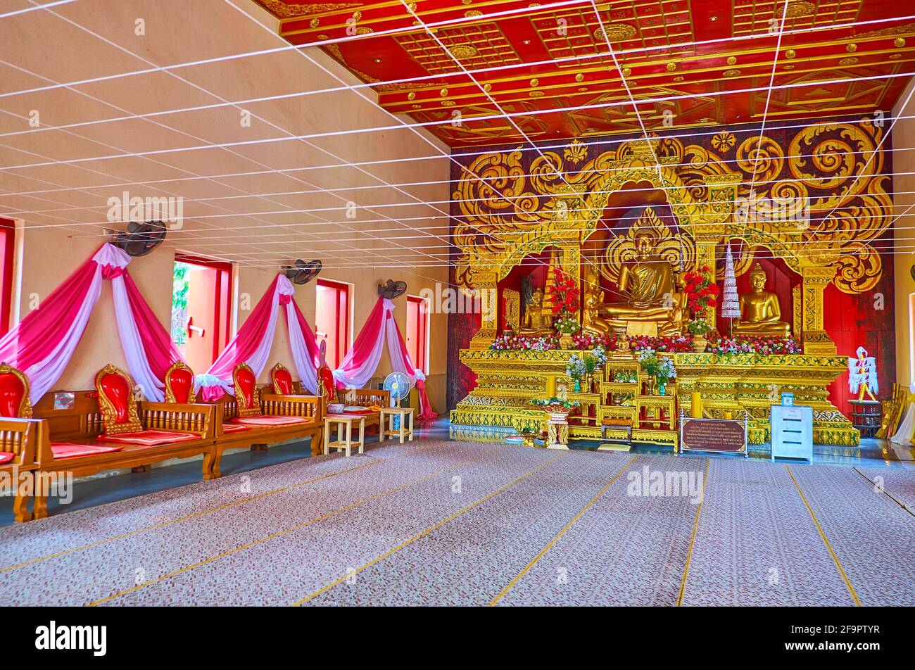 CHIANG RAI, THAÏLANDE - 11 MAI 2019 : intérieur du temple Wat Mung Muang avec des images de Bouddha sur l'autel, le 11 mai à Chiang Rai Banque D'Images