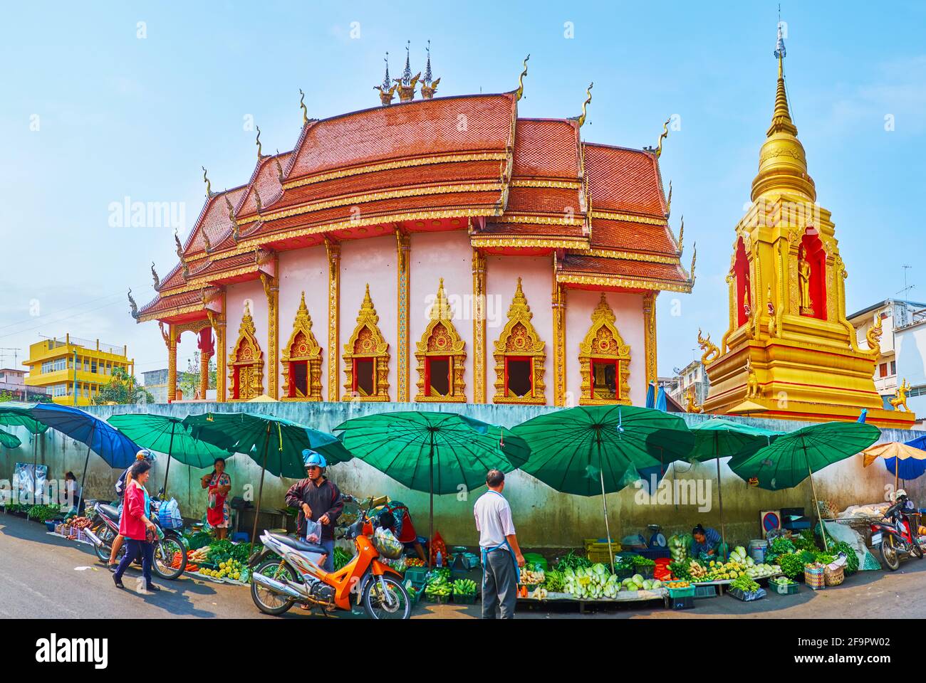 CHIANG RAI, THAÏLANDE - 11 MAI 2019 : Panorama du temple de Wat Mung Muang avec le pittoresque doré Chedi et la salle principale, décorée avec un toit de pignon, carvin Banque D'Images