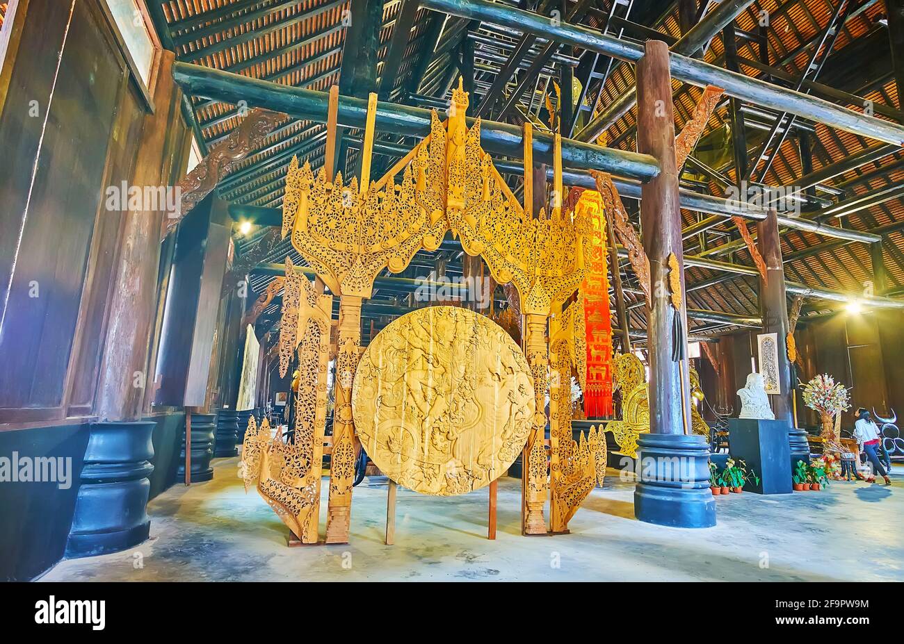 CHIANG RAI, THAÏLANDE - 11 MAI 2019 : les objets du bois sculpté (cadre de porte et plaque décorative) dans le sanctuaire principal de la Maison Noire (Baan Da Banque D'Images