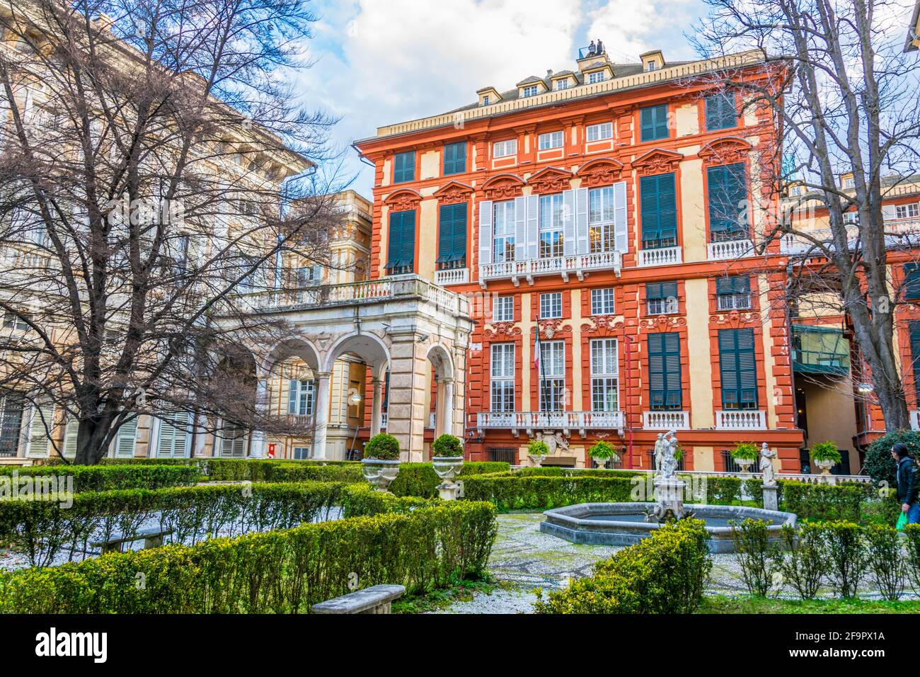 Vue sur le palais rosso depuis un jardin situé entre le palais bianco et le palais doria tursi à Gênes, en Italie Banque D'Images