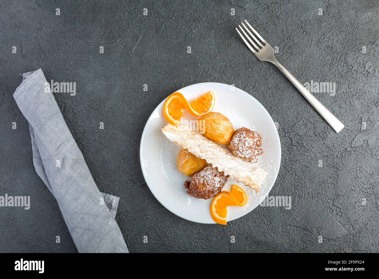 Dessert Carnaval sur une assiette isolée sur fond noir Banque D'Images