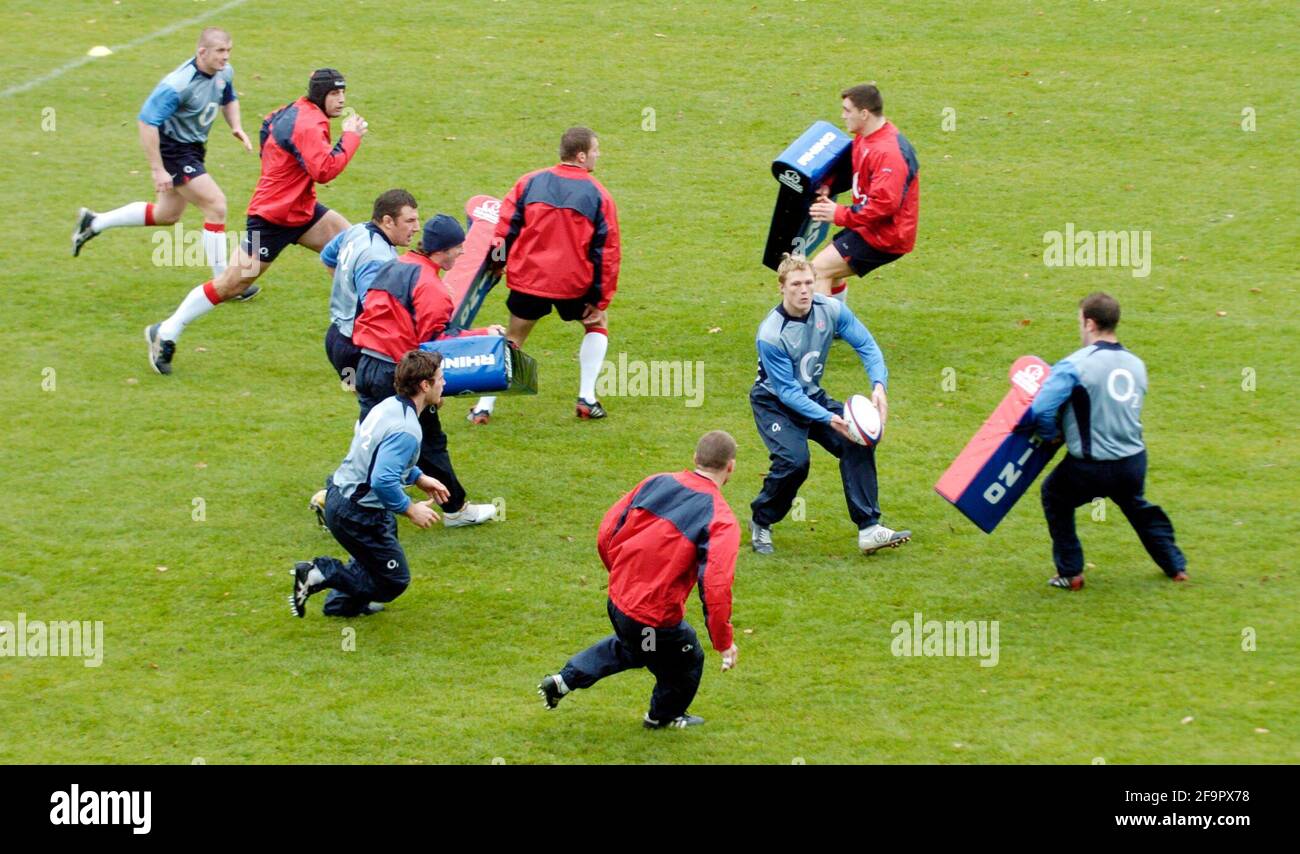 L'ÉQUIPE DE RUGBY D'ANGLETERRE TRAING À PENNYHILL PARK POUR LEUR MATCH AVEC L'AFRIQUE DU SUD. 15/11/2004 JOSH LEWSEY AVEC PHOTO DE BALLE DAVID ASHDOWNRUGBY ANGLETERRE Banque D'Images