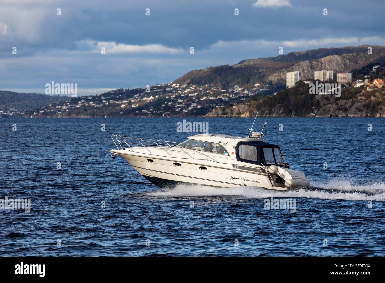 Embarcation de plaisance, un Gnista 2, un Marex 330 Scandinavie, à Byfjorden, à l'extérieur du port de Bergen, en Norvège. Banque D'Images