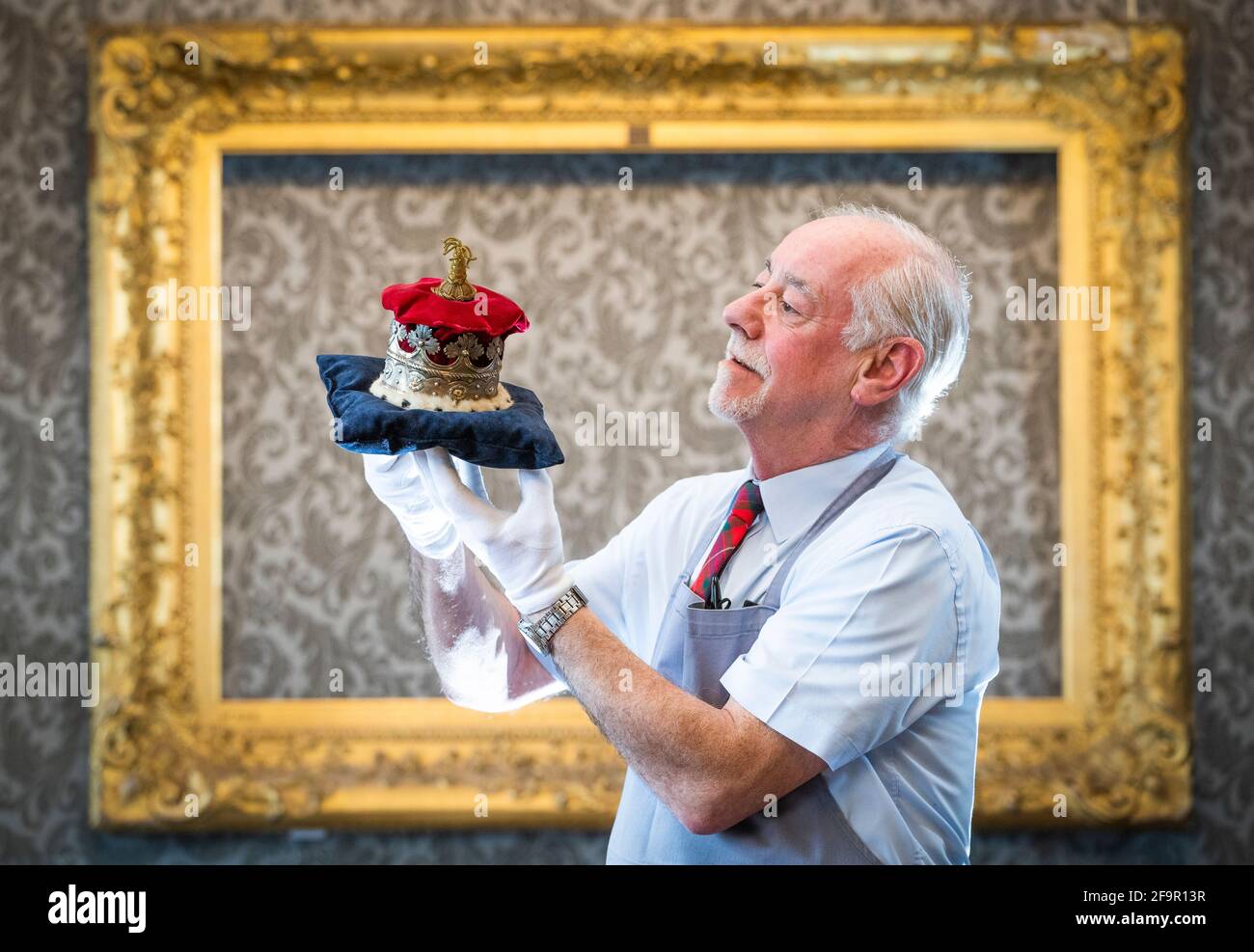 Danny McIlwraith examine de plus près le coronet d'un duchesse d'argent-doré édouardien exposé à Bonhams Edinburgh lors de la vente aux îles Dunrobin, une vente aux enchères de centaines d'articles trouvés dans les greniers et les caves du château de Dunrobin à Sutherland, le siège familial du 25e comte de Sutherland. Date de la photo: Mardi 20 avril 2021. Banque D'Images