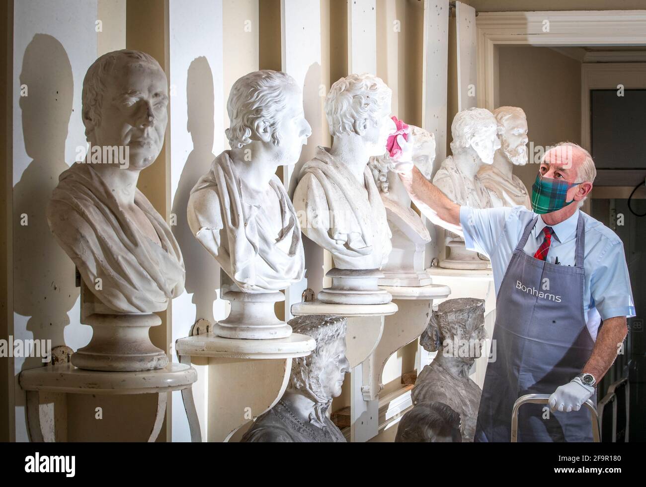 Danny McIlwraith inspecte certains des bustes en marbre victorien et en plâtre exposés à Bonhams Edinburgh lors de la vente aux Attiques de Dunrobin, une vente aux enchères de centaines d'articles trouvés dans les attiques et les caves du château de Dunrobin à Sutherland, le siège familial du 25ème comte de Sutherland. Date de la photo: Mardi 20 avril 2021. Banque D'Images