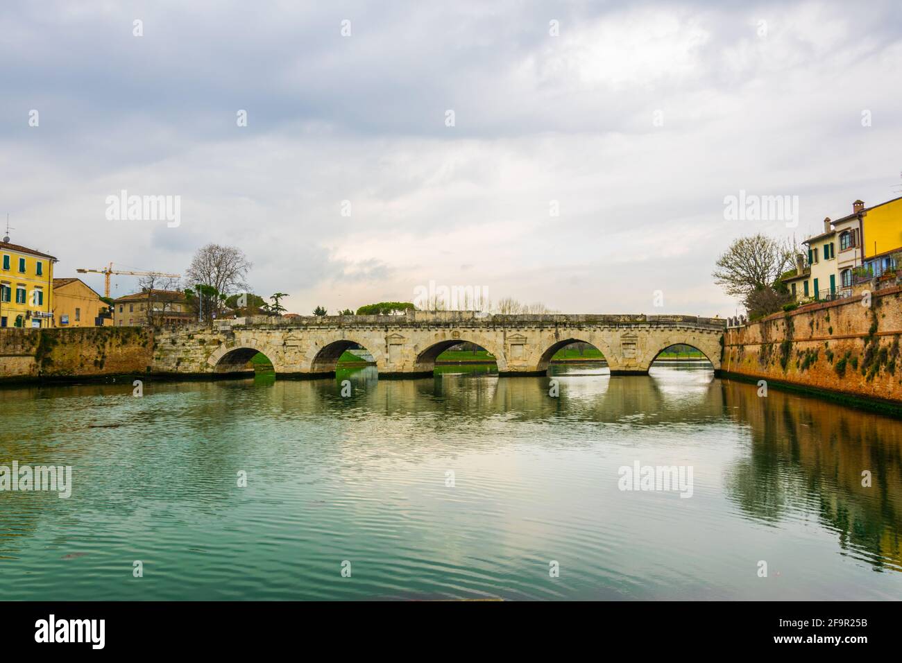 Vue sur un canal avec des bateaux d'ancrage dans la ville italienne de Rimini. Banque D'Images