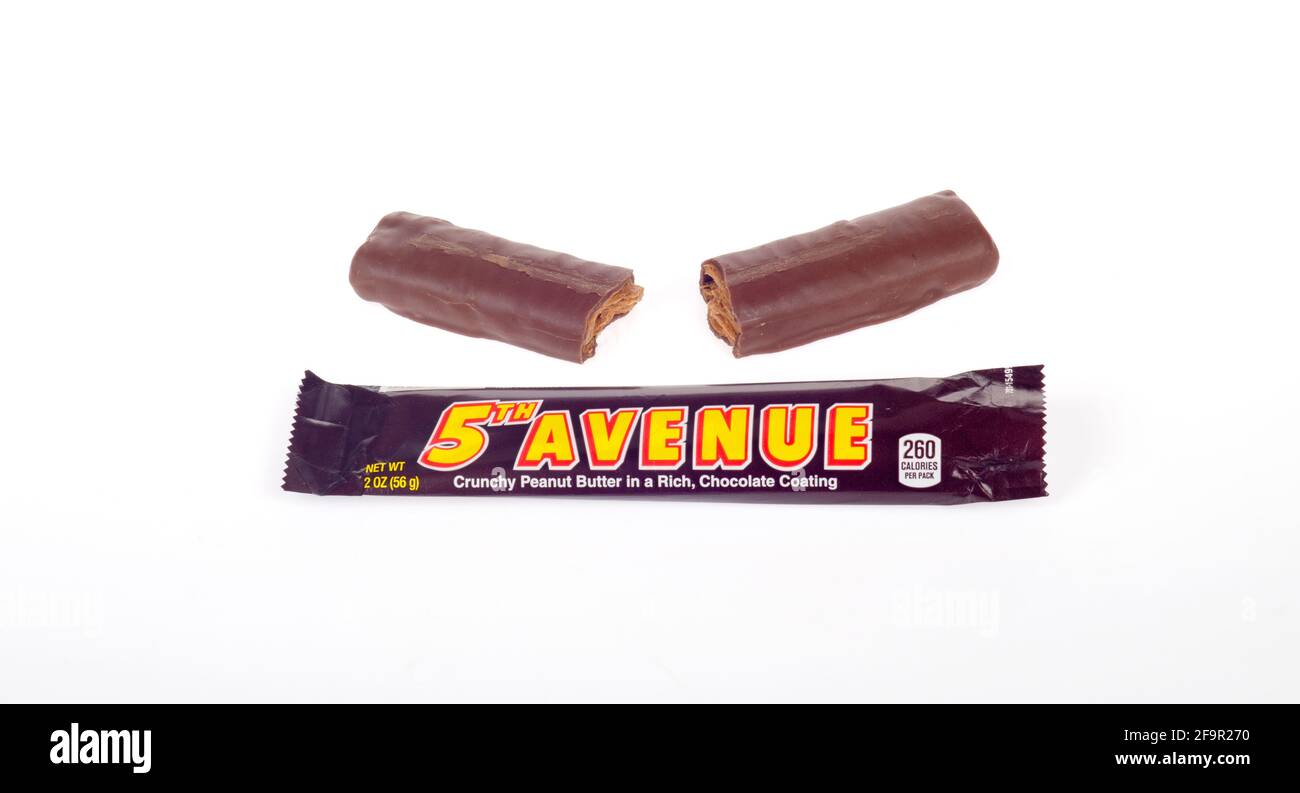 5th Avenue Candy Bar de la Hershey Company avec Peanut Beurre Crunch et chocolat au lait de Wrapper isolé sur Blanc Banque D'Images