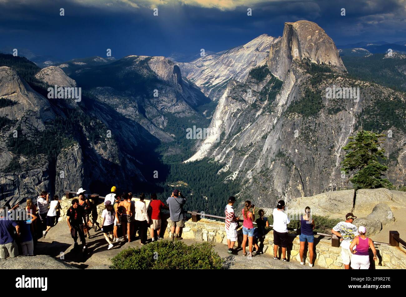 Touristes au point de vue sur Half Dome au parc national de Yosemite. Californie, États-Unis Banque D'Images