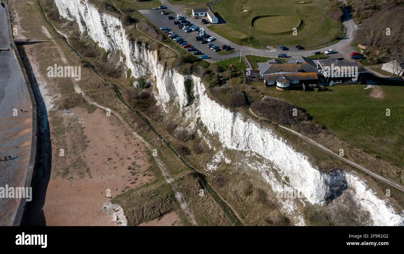 Vue aérienne du club de golf Walmer et Kingsdown, au sommet des falaises blanches de Douvres, dans le Kent Banque D'Images