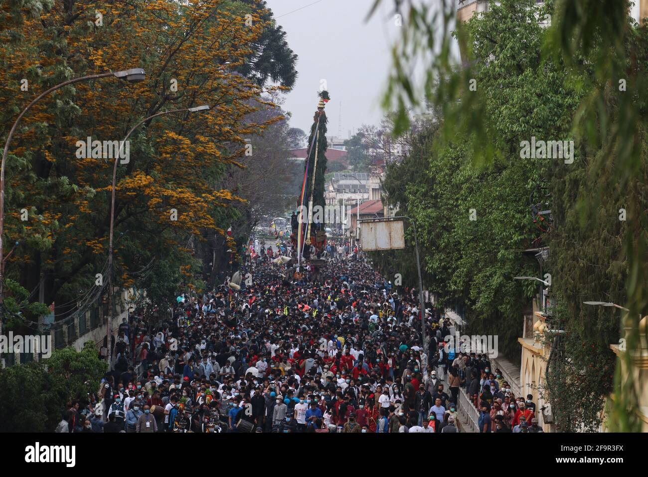 20 avril 2021, Katmandou, ne, Népal: Les dévotés tirent le char de Seuto Machhinranath, le dieu de la pluie, pendant le Mato Machhinranath Jatra à Katmandou, Népal, 20 avril 2021. (Image crédit : © Aryan Dhimal/ZUMA Wire) Banque D'Images