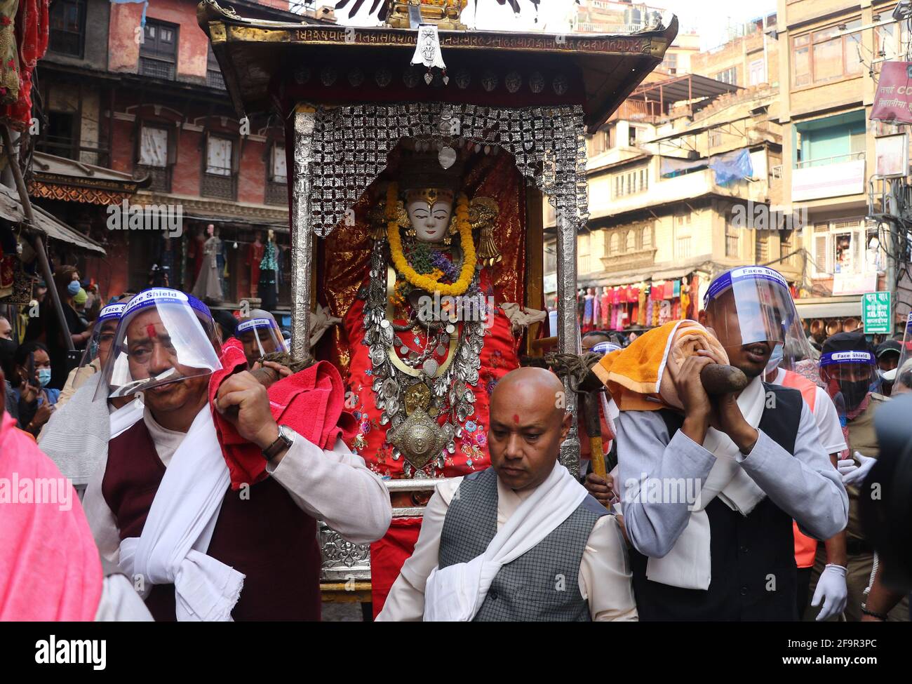 20 avril 2021, Katmandou, ne, Népal: Les dévotés portent une idole de Seuto Machhindranath, également connu sous le nom de dieu de la pluie, pendant le Seuto Machhindranath Jatra à Katmandou, Népal, 20 avril 2021. (Image crédit : © Aryan Dhimal/ZUMA Wire) Banque D'Images