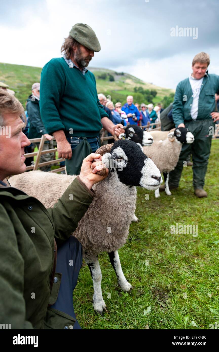 Les fermiers au Muker montrent à Swaledale montrant des moutons. Parc national de Yorkshire Dales, 2009. Banque D'Images