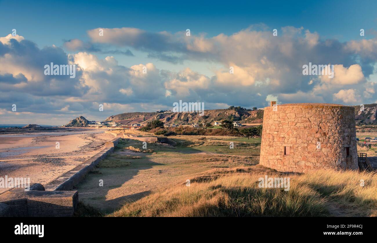 British Lewis Tower avec la défense allemande en arrière-plan, Saint Quen, bailliage de Jersey, îles Anglo-Normandes Banque D'Images