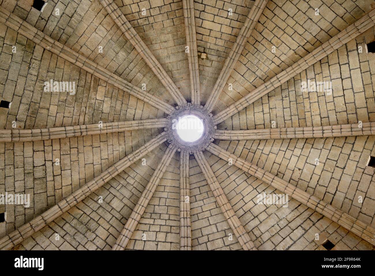 Plafond dôme avec nervures en pierre et Oculus central dans le bâtiment principal Salle du donjon de la Rotonde Château de Simiane-la-Rotonde Alpes-de-haute-Provence France Banque D'Images