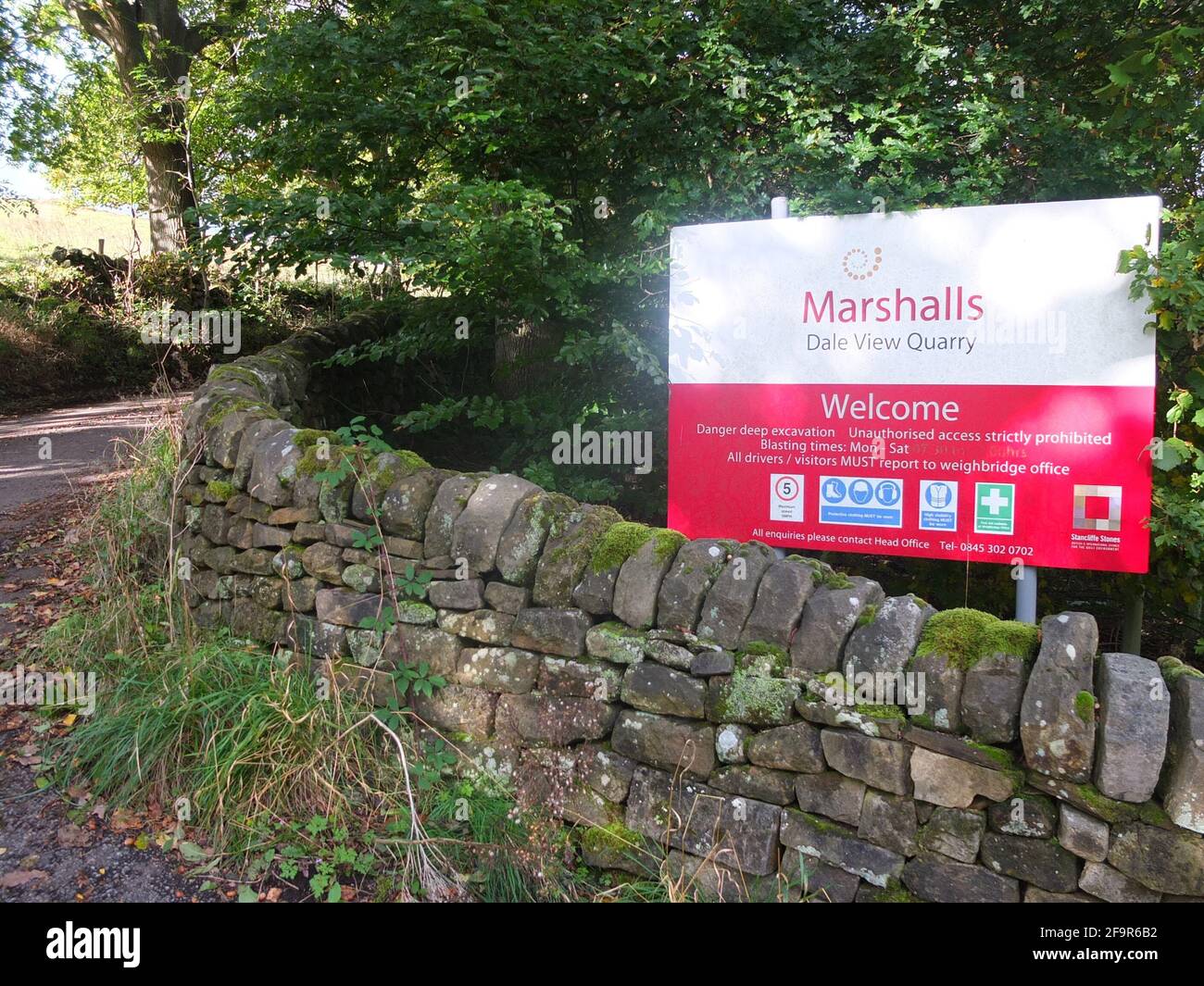 Panneau pour Marshalls Dale View Quarry à Stanton Lees dans le district de Derbyshire Peak.Ouvert à la suite de la manifestation en 2000s dans une carrière proche de Nine Ladies. Banque D'Images