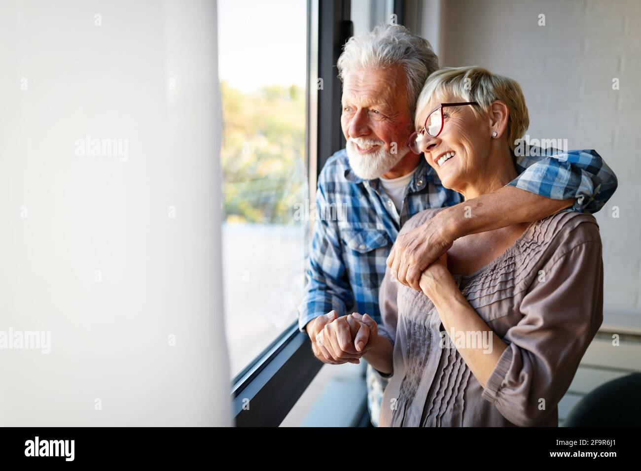 Happy smiling senior couple embracing ensemble à la maison Banque D'Images