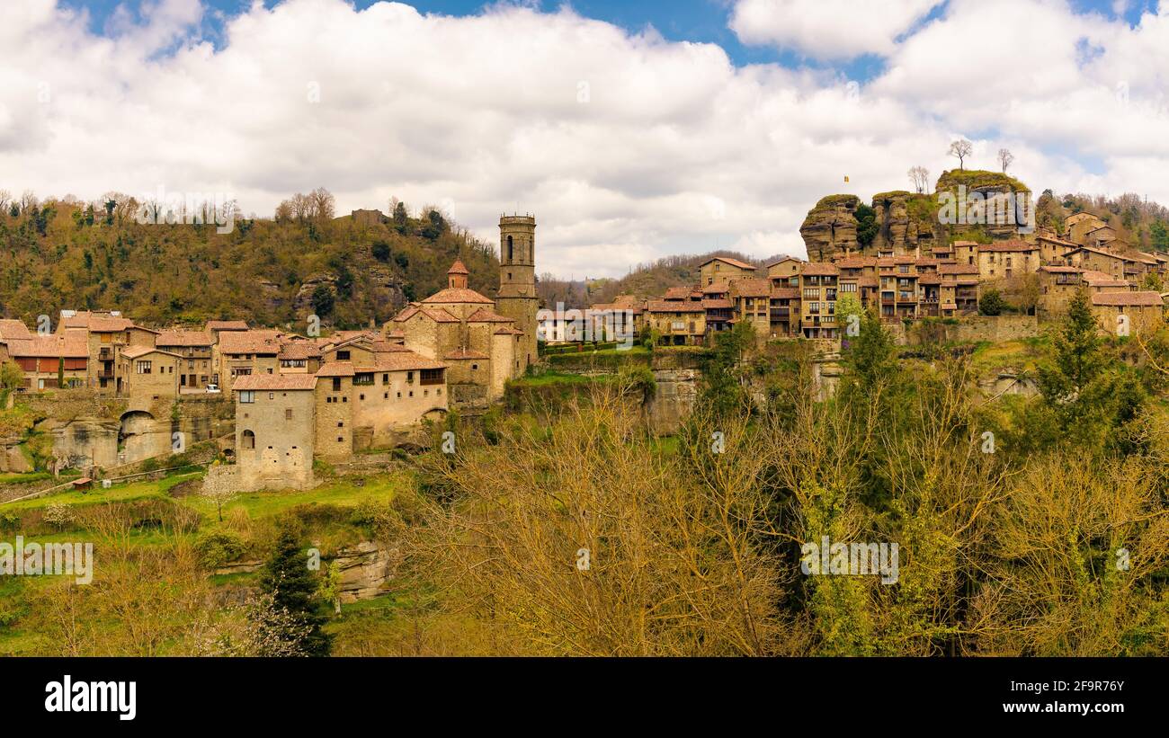 Vue panoramique depuis Sta. Magdalena de la ville médiévale de Rupit qui reste sur une falaise. Rupit. Catalogne, Espagne Banque D'Images