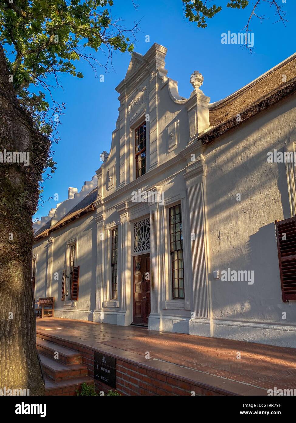 Bâtiment historique de 1798 à Dorp Street, Stellenbosch, Afrique du Sud contre le ciel bleu Banque D'Images