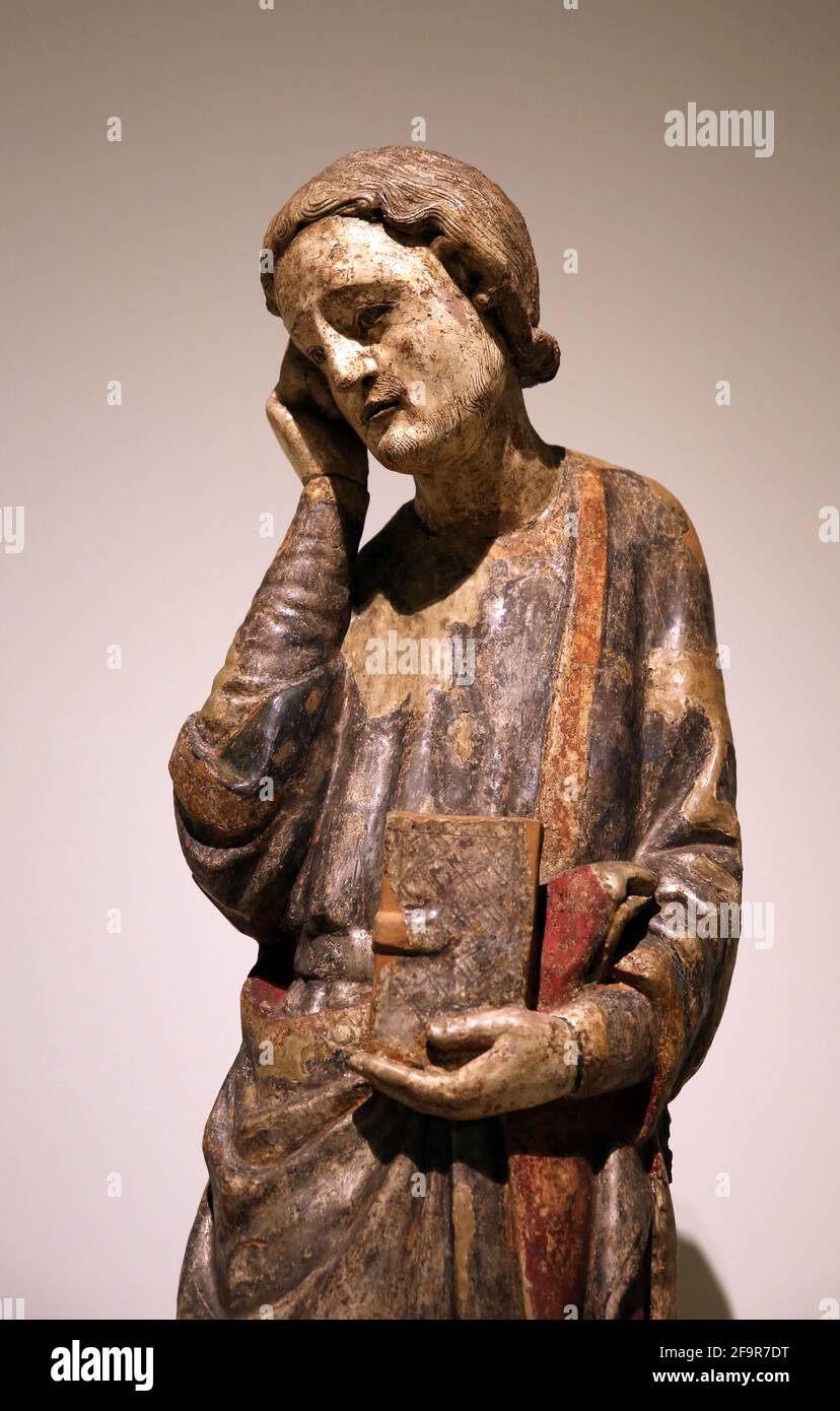Statue. Saint Jean l'évangéliste. Provenance inconnue. xiie siècle. Bois de poire sculpté avec restes de polychromie. Musée national d'Art de Catalogne. Bar Banque D'Images