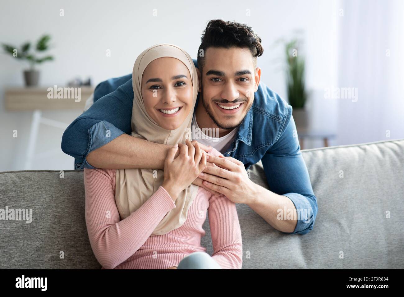 Portrait d'un couple musulman aimant qui s'embrasse chez lui Banque D'Images