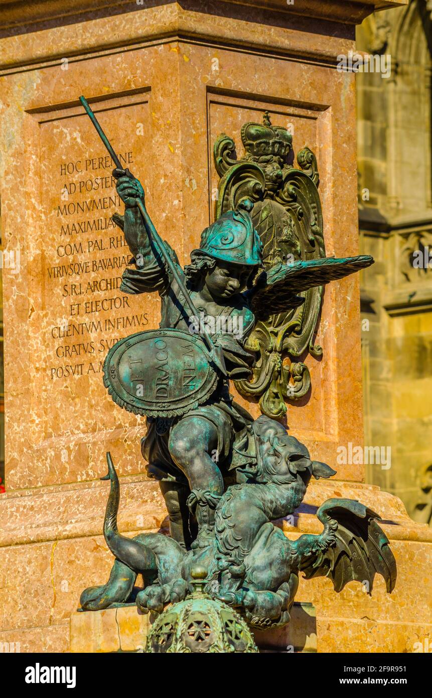 détail d'une statue de saint george tuant un dragon dans la ville allemande de munich Banque D'Images