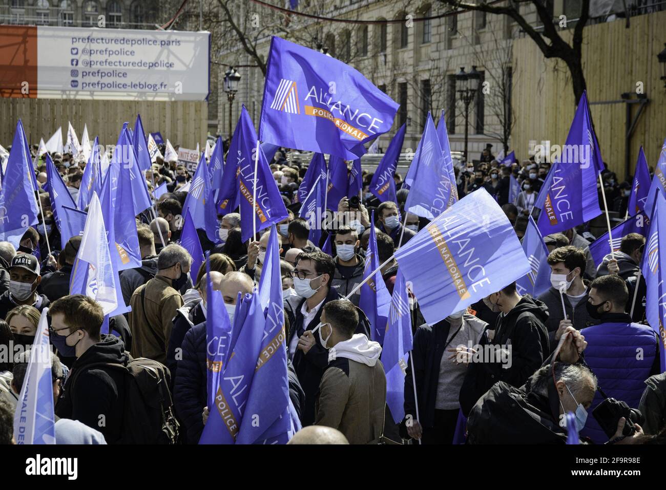 Le personnel de police fait une démonstration devant le palais de justice principal de Paris contre le verdict du procès pour l'attaque de Viry-Chatillon en 2016, dans lequel plusieurs de leurs collègues ont été blessés. Paris, France, 20/04/2021. Photo de Jacopo Landi/BePress/ABACAPRESS.COM Banque D'Images