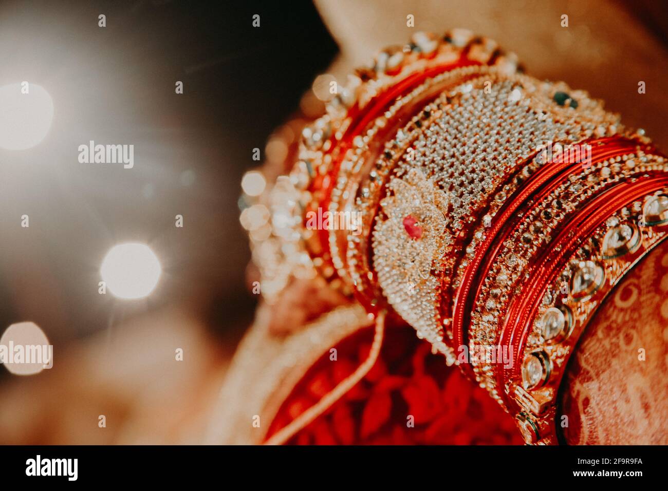 Photo sélective d'une mariée indienne avec beaucoup de de beaux bracelets Banque D'Images