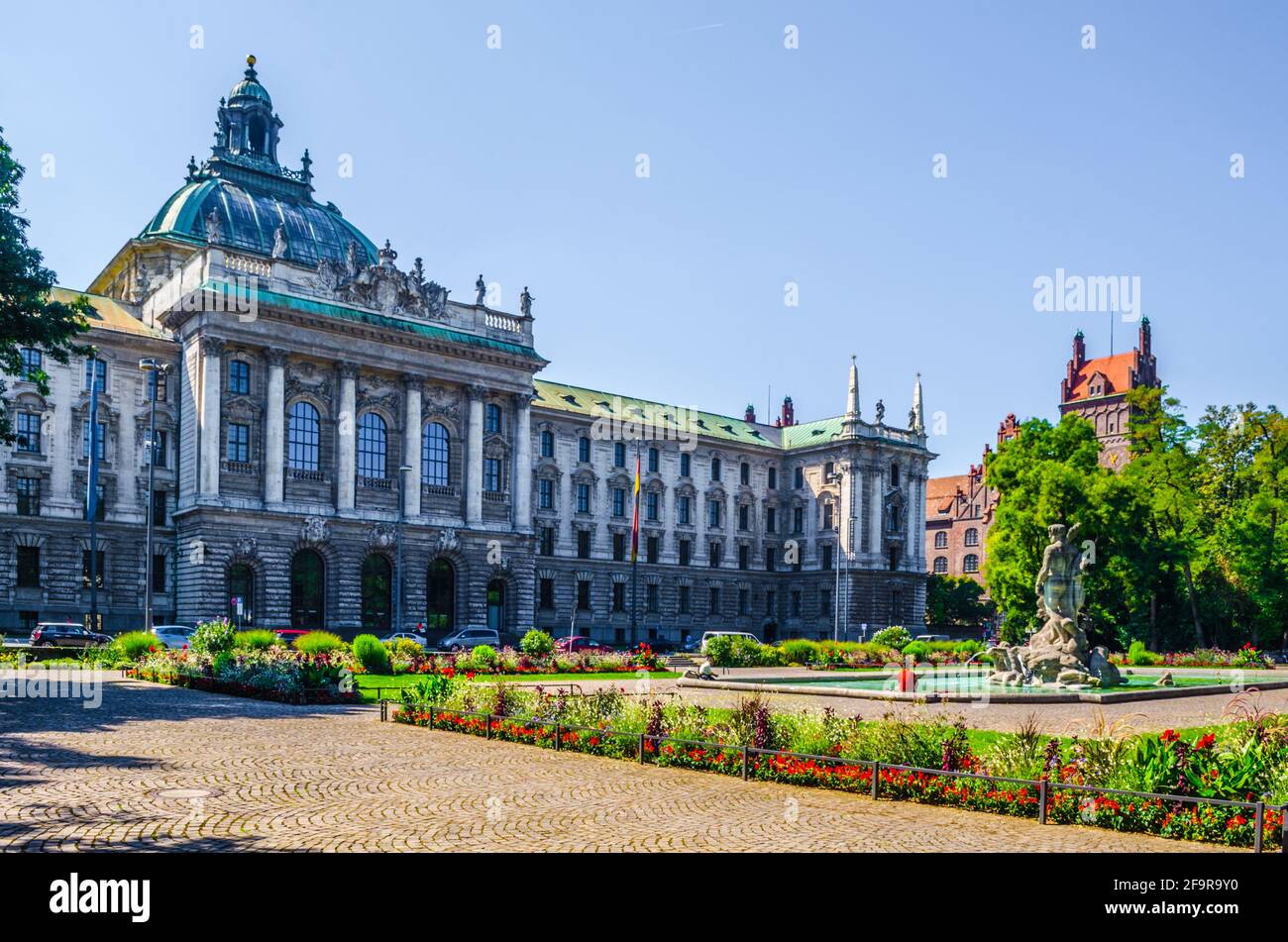 Vue sur le terrain de langericht dans la ville allemande de munich caché derrière la magnifique fontaine. Banque D'Images
