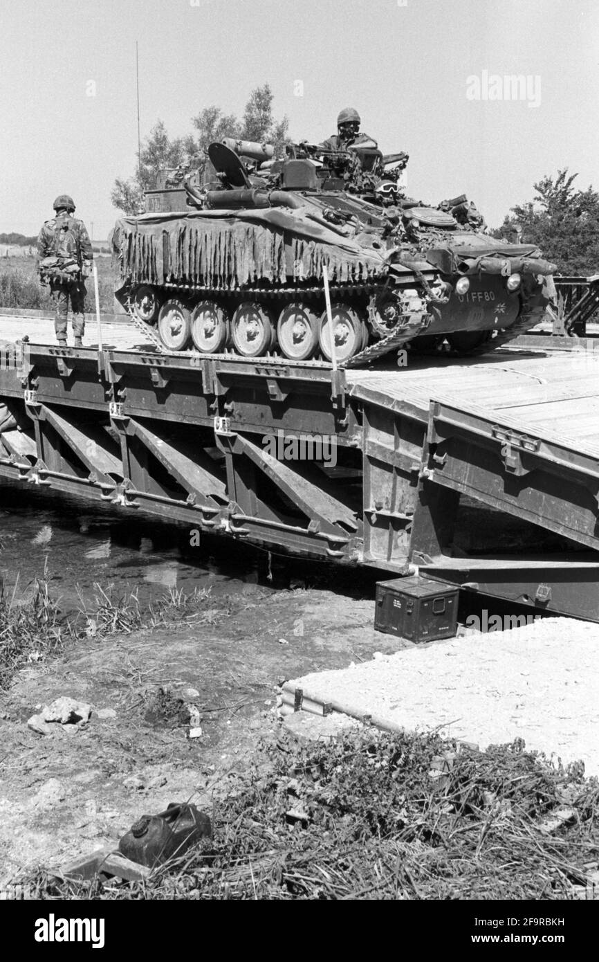 Un véhicule blindé, considéré comme un attaquant Alvis utilisé par l'armée britannique, participe à un exercice sur la plaine de Salisbury en 1990. Banque D'Images