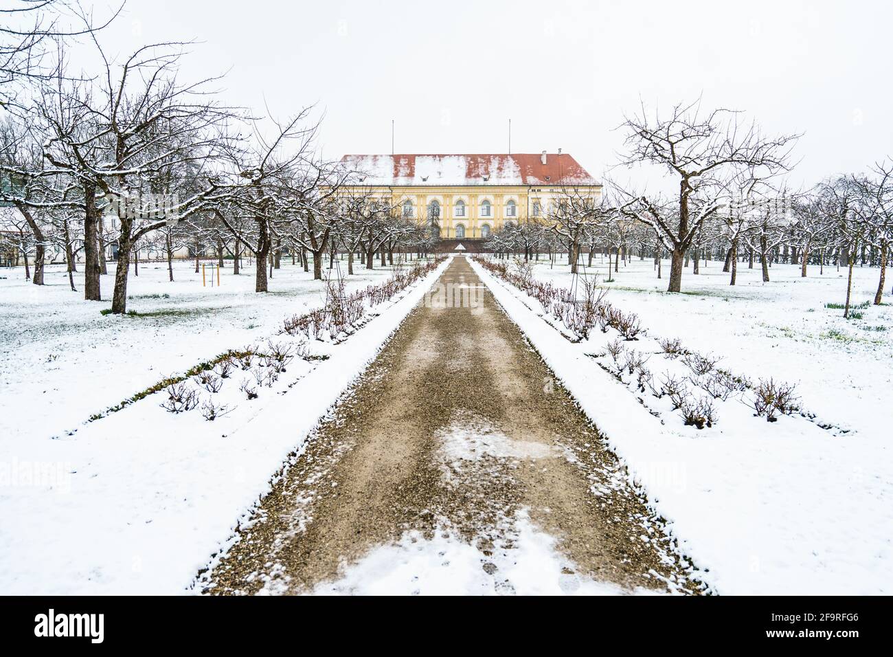 Gros plan d'une route mène au palais Dachau en hiver en Bavière, dans le sud de l'Allemagne Banque D'Images