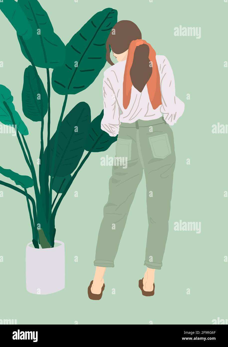 Jeune femme arroser et prendre soin de sa plante à la maison avec fond vert isolé. Concept de mode durable 2021. Banque D'Images