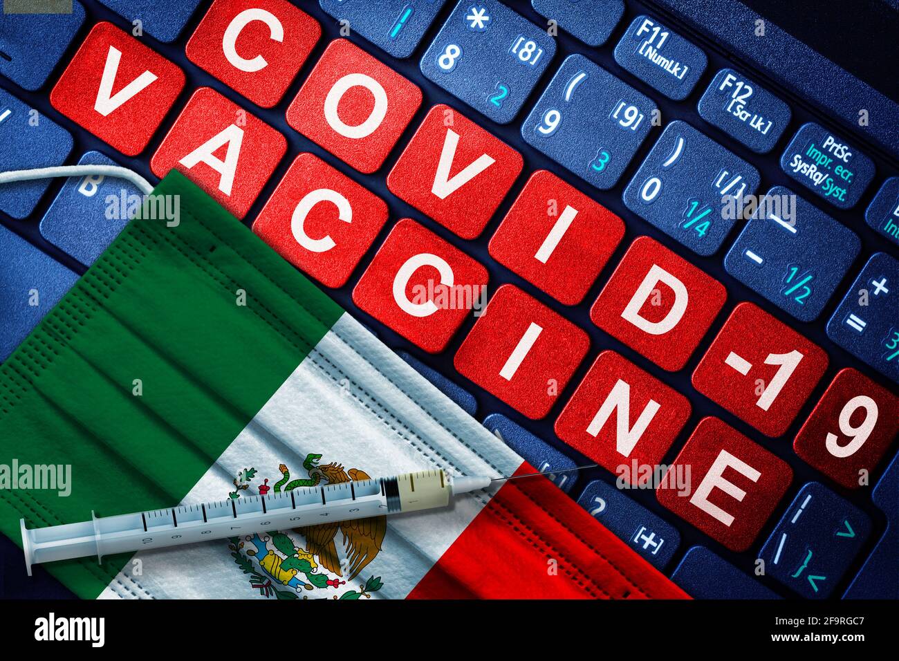 Vaccin COVID-19 au Mexique avec seringue et masque facial avec drapeau mexicain et message de vaccination sur clavier d'ordinateur. Concept de vaccination Covid Banque D'Images