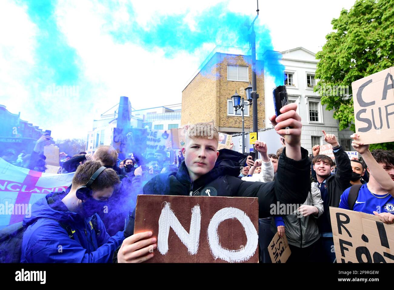 Les fans protestent contre l'implication de Chelsea dans la nouvelle Super League européenne à l'extérieur de Stamford Bridge, Londres. Date de la photo: Mardi 20 avril 2021. Banque D'Images