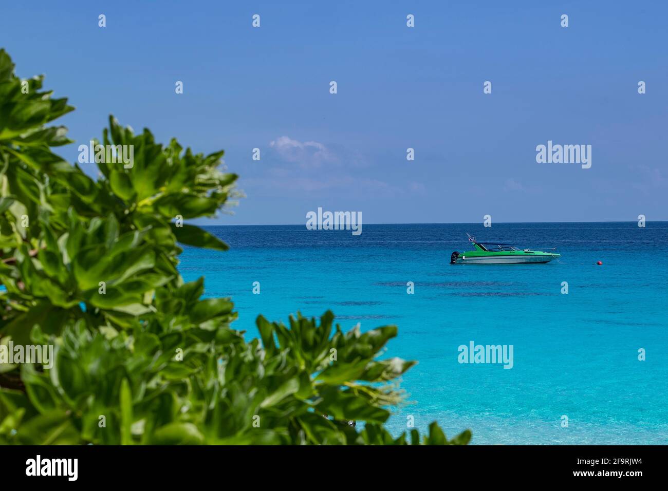 Hors-bord ancré à la plage des îles Similan en Thaïlande Banque D'Images
