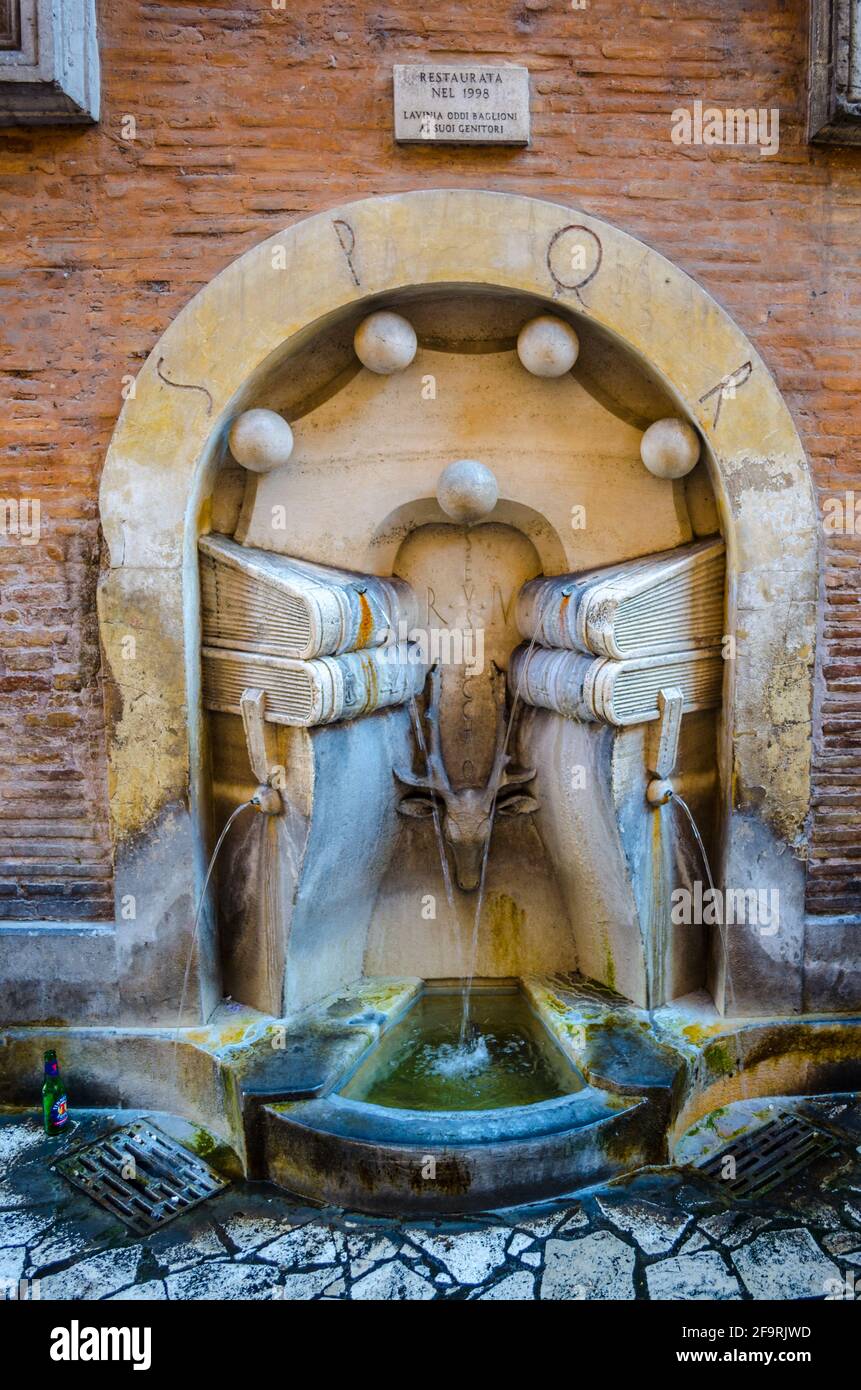 Fontaine en forme de livres dans le centre-ville de rome. Banque D'Images