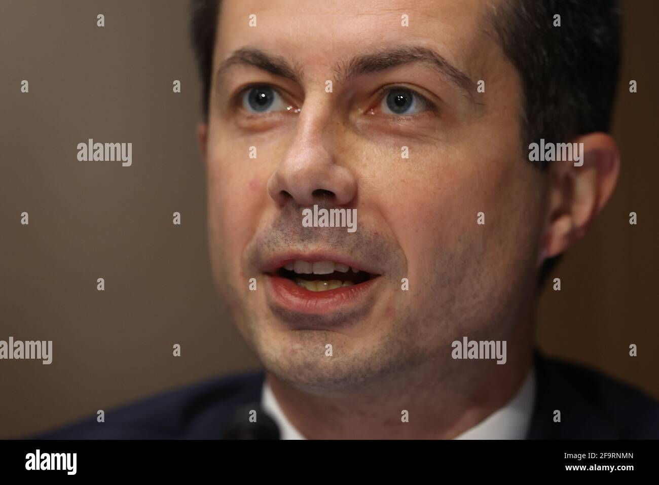 Pete Buttigieg, secrétaire au transport, témoigne devant le Comité des crédits du Sénat lors d'une audience tenue dans le bâtiment Dirksen du bureau du Sénat à Capitol Hill le 20 avril 2021 à Washington, DC, États-Unis. Les membres du cabinet Biden ont témoigné au sujet du Plan américain pour l'emploi, le plan d'infrastructure de 2.3 000 milliards de dollars de l'administration qui n'a pas encore gagné un seul républicain au Congrès. Photo par Chip Somodevilla/Pool/ABACAPRESS.COM Banque D'Images